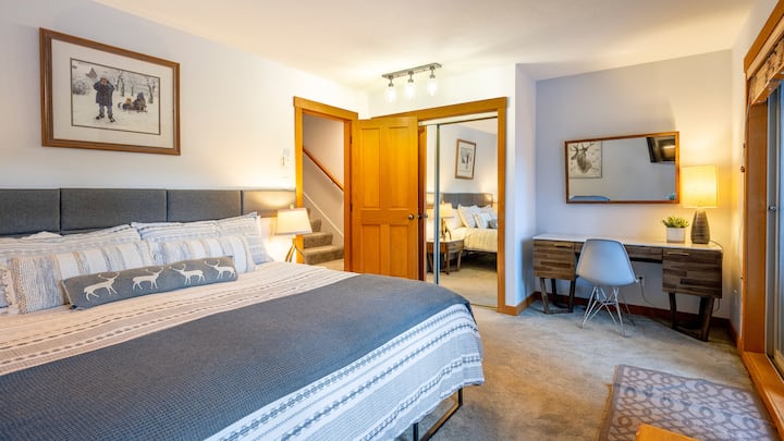 ชั้นล่าง - ห้องนอนที่ 2 พร้อมเตียงคิงไซส์ 1 เตียงหรือเตียงแฝด 2 เตียงและทางไปอ่างน้ำร้อน