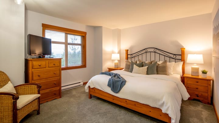 ชั้นบน - ห้องนอนหลักพร้อมเตียงคิงไซส์และห้องน้ำในตัว