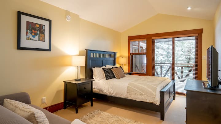 Горно ниво - 2 - ра спалня с двойно легло + разтегателен диван и самостоятелен санитарен възел