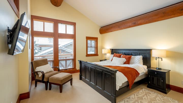 Горно ниво - основна спалня с двойно легло и самостоятелен санитарен възел