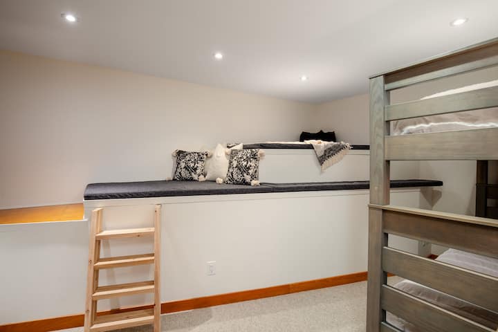 Долно ниво - бърлога с двуетажно легло (2 единични)