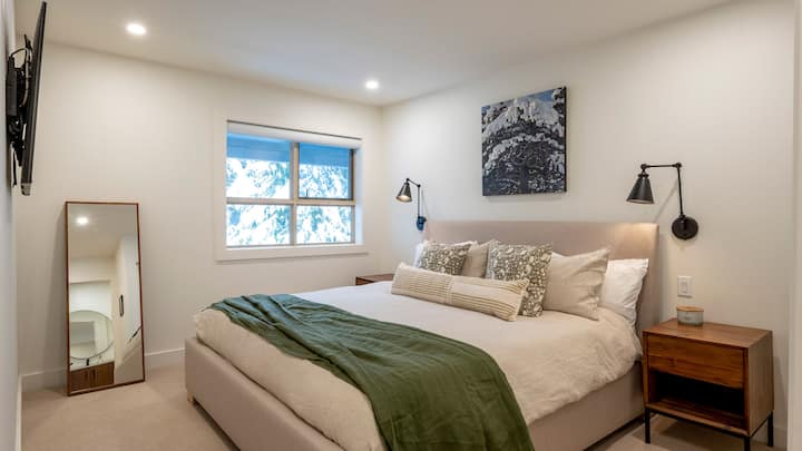 ชั้นบน - ห้องนอนหลักพร้อมเตียงคิงไซส์และห้องน้ำในตัว