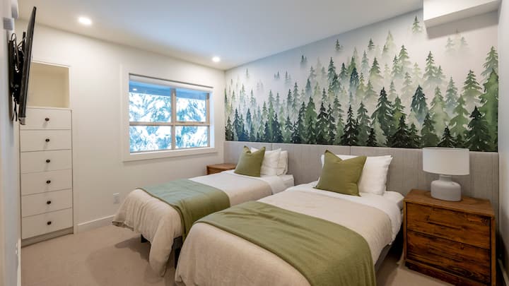 ชั้นล่าง - ห้องนอนที่ 3 พร้อมเตียงคิงไซส์ 1 เตียงหรือเตียงแฝด 2 เตียง