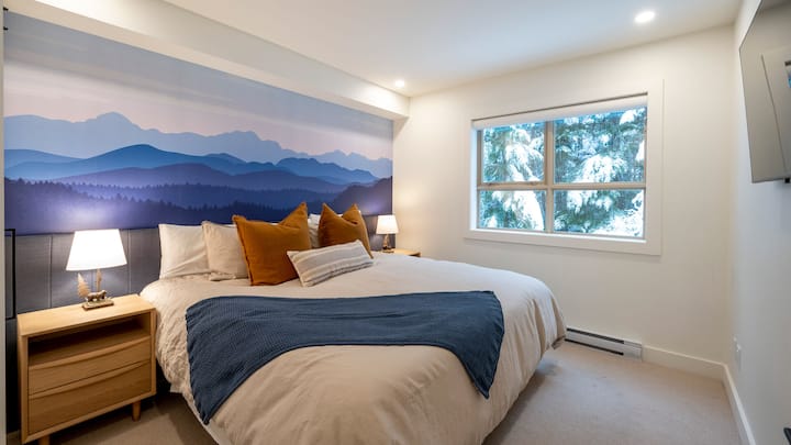 ชั้นล่าง - ห้องนอนที่ 2 พร้อมเตียงคิงไซส์ 1 เตียงหรือเตียงแฝด 2 เตียง