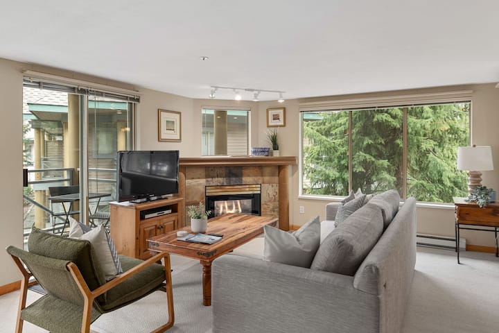 Spacious 2br | Walk To Village | Shared Hot Tub - Whistler