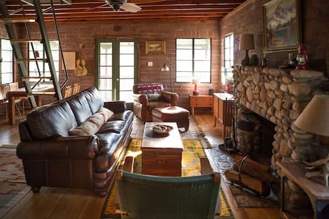 Top Airbnb: The Kern River House: Willow Cabin Rustic Retreat in Kernville