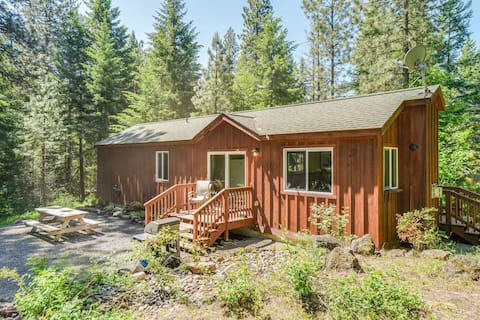 Comfy Cabin for R&R in Trout Lake Near Mt. Adams