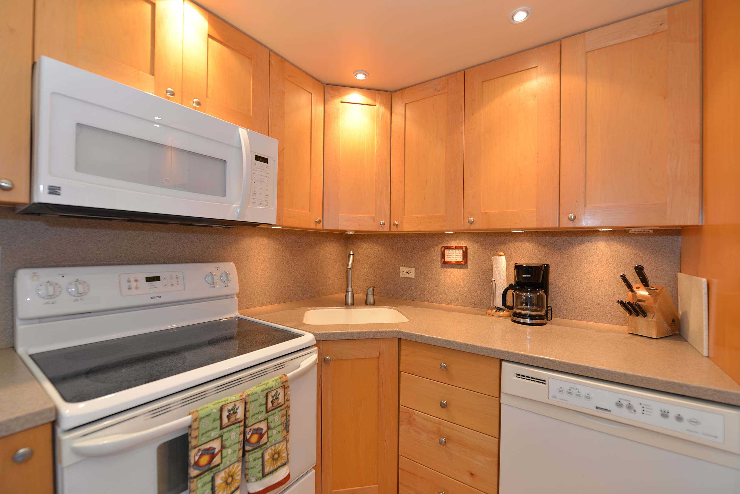 Condo in Lahaina · ★4.78 · 1 bedroom · 1 bed · 1 bath - Image 9