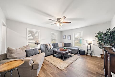 Beachside Bliss Retreat - Walk to Sylvan Beach!
