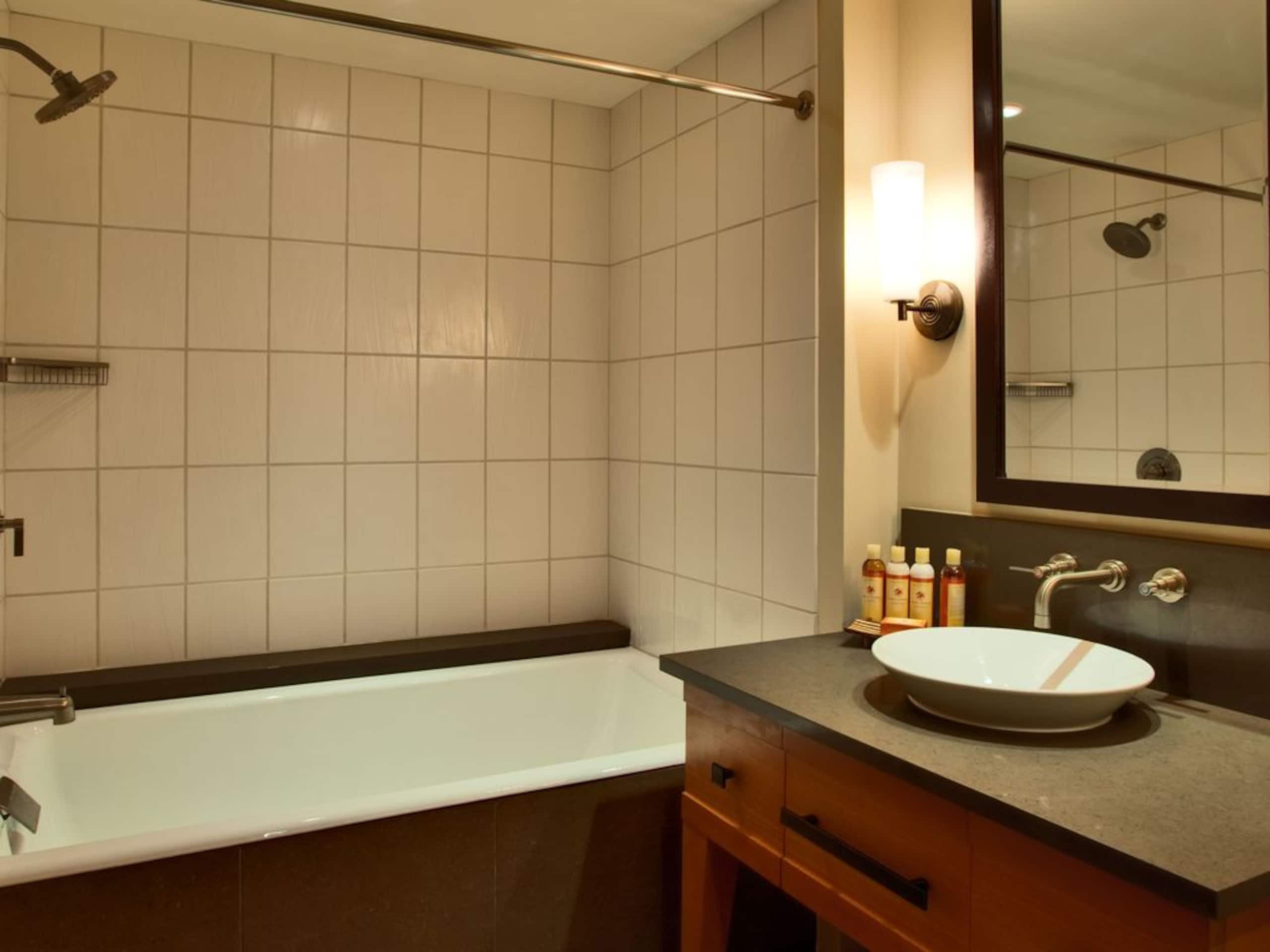 Villa in Honolulu County · ★4.88 · 2 bedrooms · 4 beds · 2 private baths - Image 13