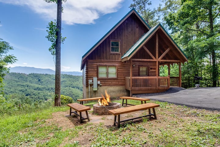 Bearhemain Rhapsody, A Private Cabin With Incredible Mountain Views, Near Dollywood!! - Sevierville, TN