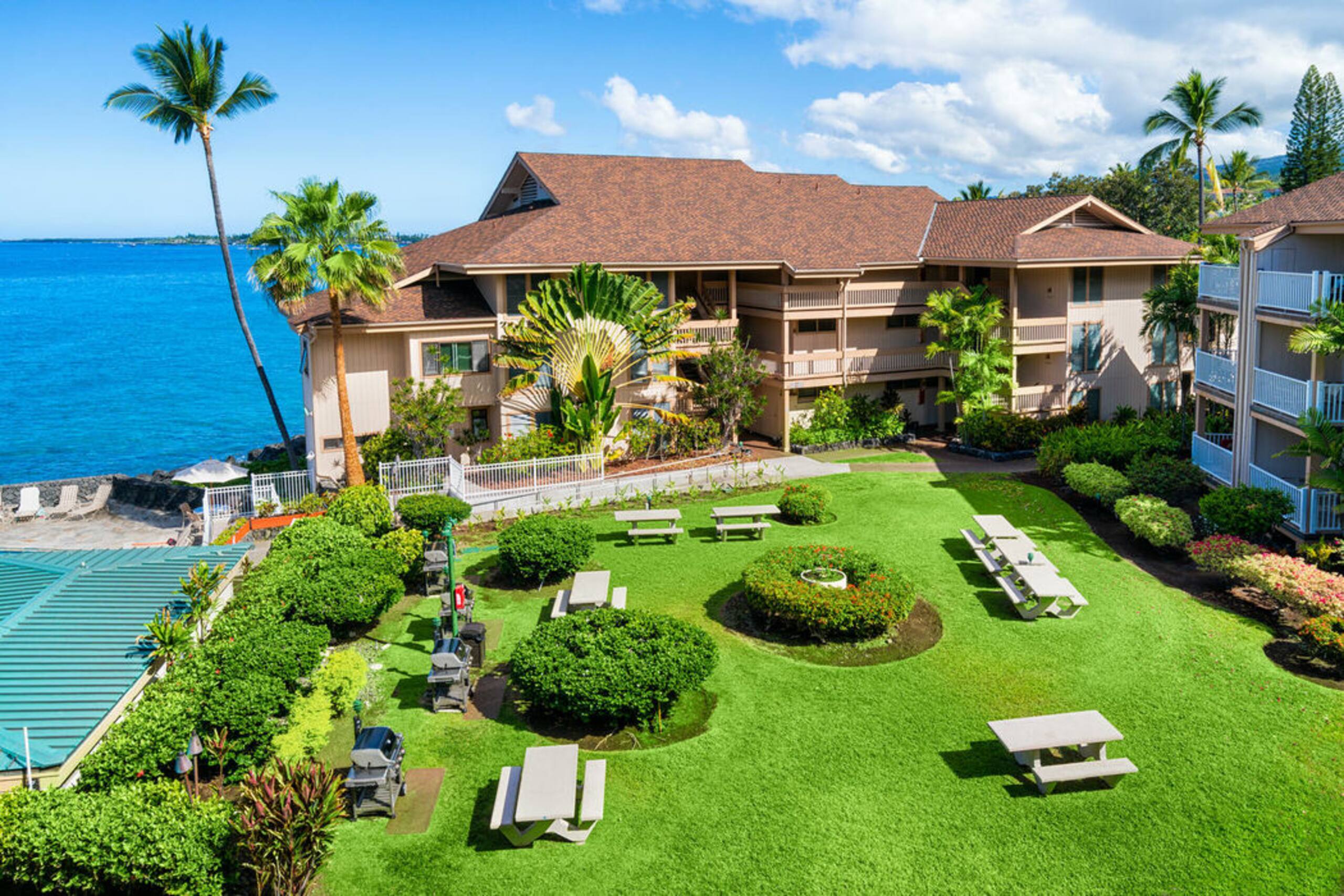 Condo in Kailua-Kona · ★4.4 · 2 bedrooms · 3 beds · 2 baths - Image 23
