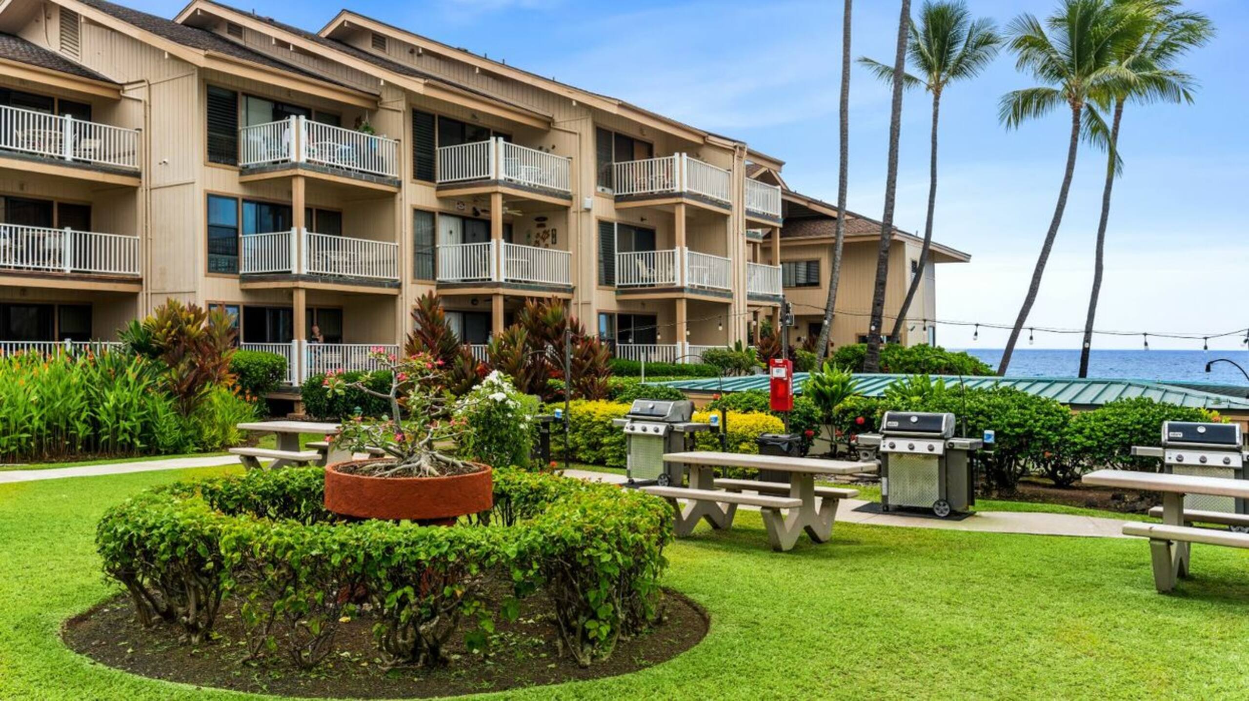 Condo in Kailua-Kona · ★4.4 · 2 bedrooms · 3 beds · 2 baths - Image 30