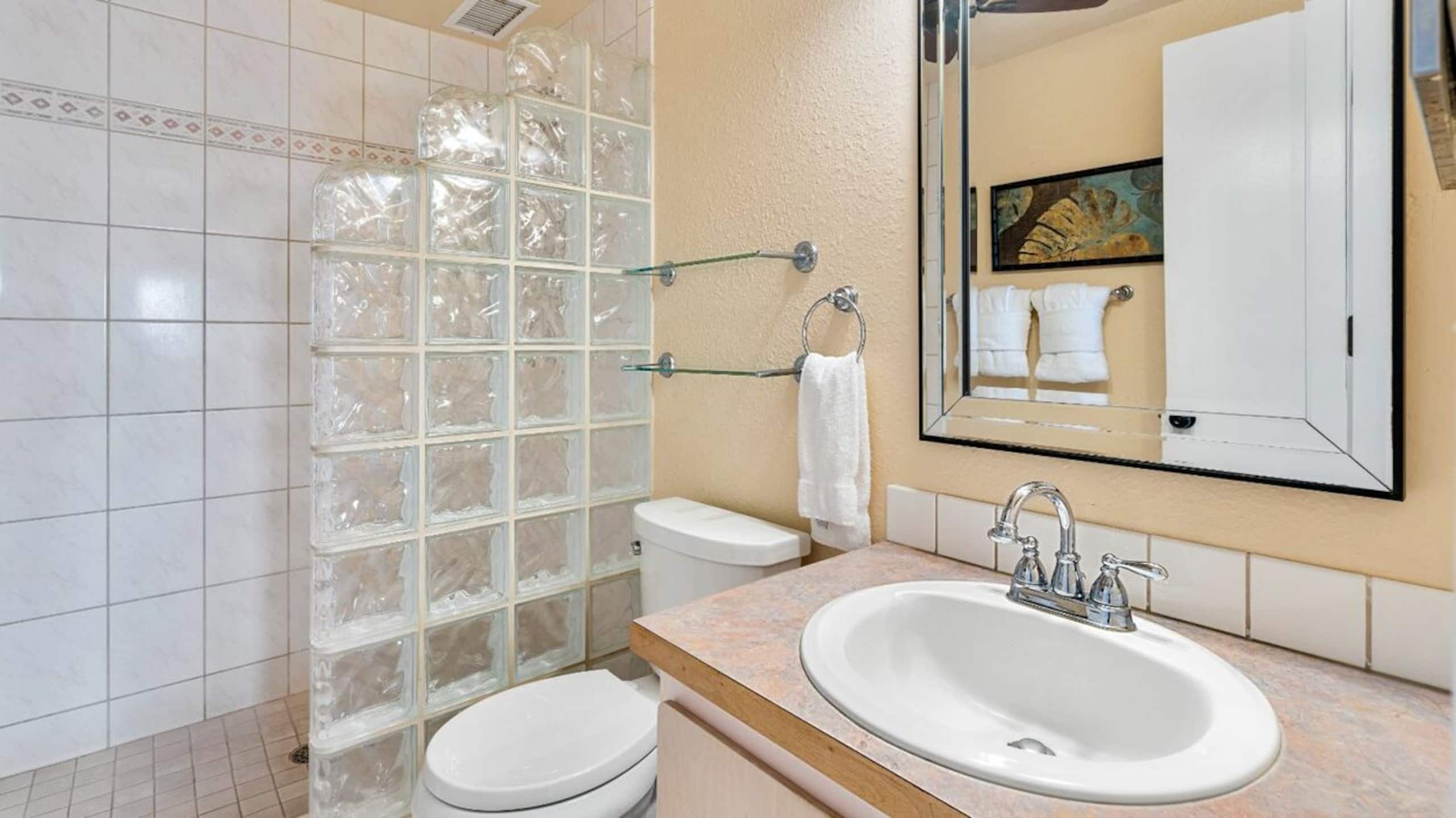 Condo in Kailua-Kona · ★4.4 · 2 bedrooms · 3 beds · 2 baths - Image 15