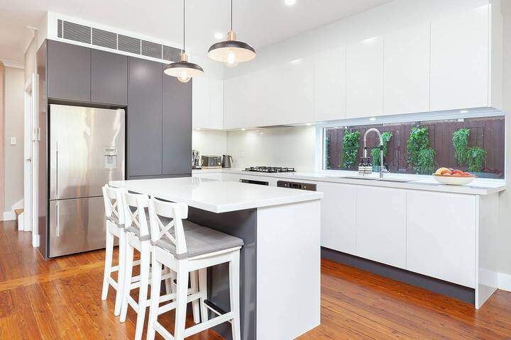 Newly Renovated 2 BR House in Maroubra – Sleeps 6 gallery image 4