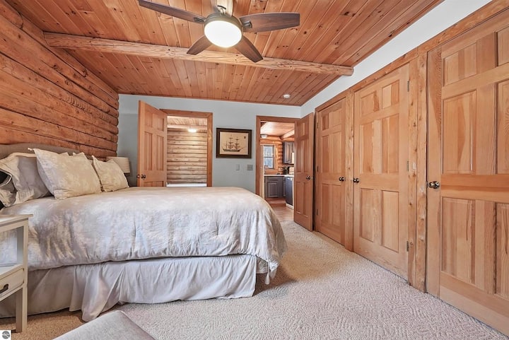 DORMITORIO #1 (PISO PRINCIPAL):  cuenta con una cama tamaño queen, silla, mesita de noche, armario, ventilador de techo y entrada al baño privado.