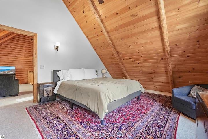 DORMITORIO #2 (SEGUNDO PISO):  cuenta con una cama tamaño king, una silla, un vestidor, un ventilador de techo, un armario y una mesita de noche.