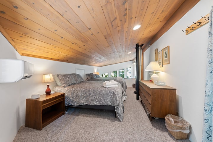 ลอฟท์แบ่งออกเป็นห้องนอน 2 ห้อง ห้องนี้มีเตียงควีนไซส์ 2 เตียง ตื่นขึ้นมาและเพลิดเพลินกับวิวทะเลสาบ!