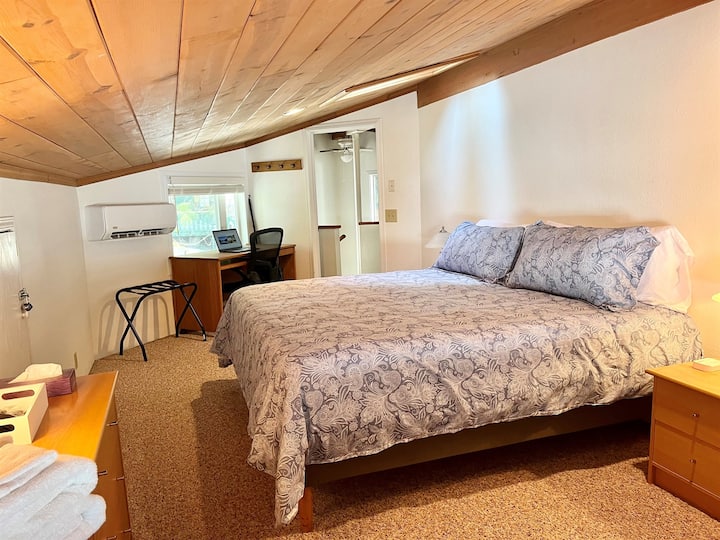 ห้องนอนคิงมาสเตอร์ลอฟท์ใหม่ของเราให้ความสะดวกสบายเหมือนอยู่บ้านและความหรูหราเป็นพิเศษ ทุกสิ่งที่คุณต้องการสำหรับการพักผ่อนที่สมบูรณ์แบบอยู่ที่นี่ ห้องนอนมีเครื่องปรับอากาศและช่องแสง!