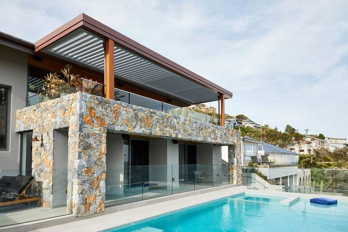 Absolute Beachfront by Palm Beach Holiday Rentals gallery image 4