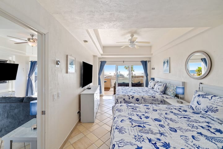 Amplio dormitorio con dos lujosas camas tamaño king y acceso directo al patio