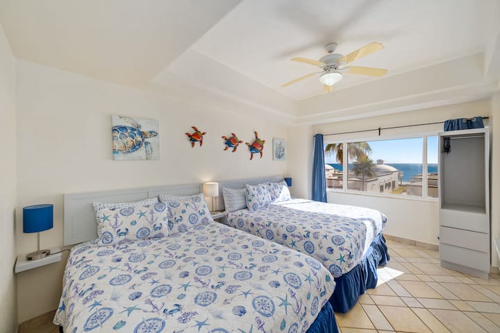 El dormitorio 2 ofrece una cama tamaño king y una cama tamaño queen perfectas para arreglos de sueño en grupo flexibles