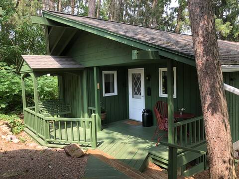 Relaxing Cottage near Devils Lake - Whirlpool tub