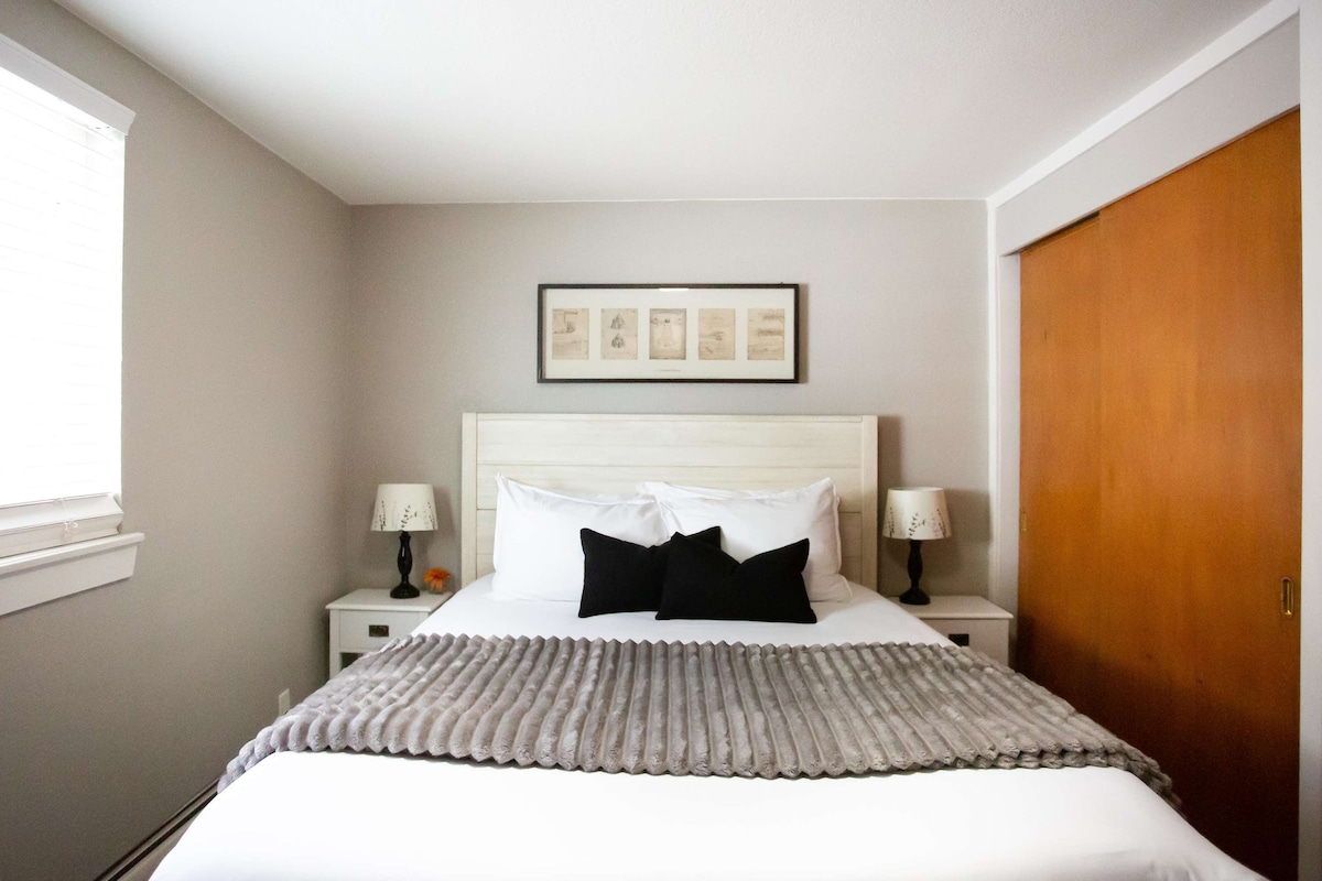 ห้องแรกในชั้นใต้ดินมีเตียงขนาดควีนไซส์ 