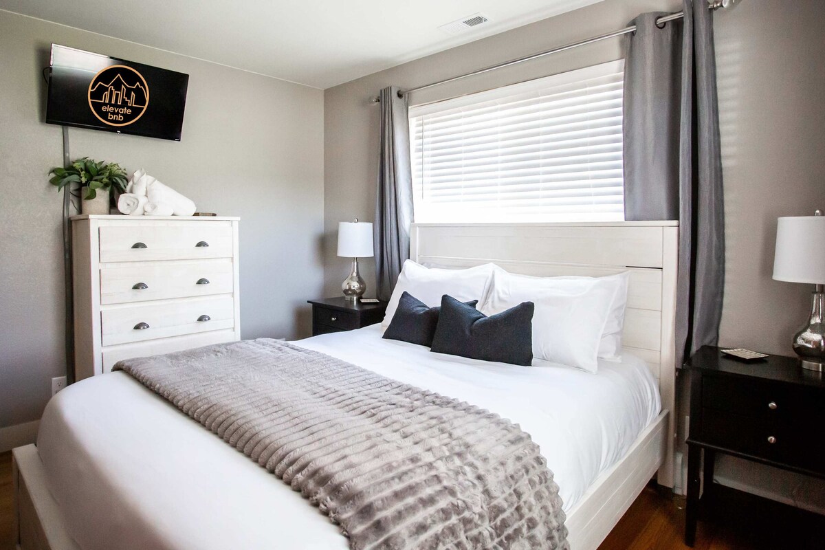 ห้องนอนที่ 2 อยู่ชั้นบนและมีเตียงขนาดควีนไซส์