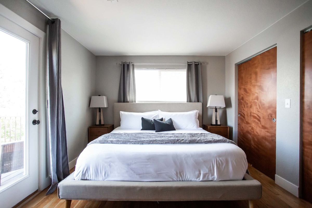 ห้องนอนหลักอยู่ชั้นบนมีห้องน้ำในตัวและดาดฟ้าสนามหลังบ้านส่วนตัว