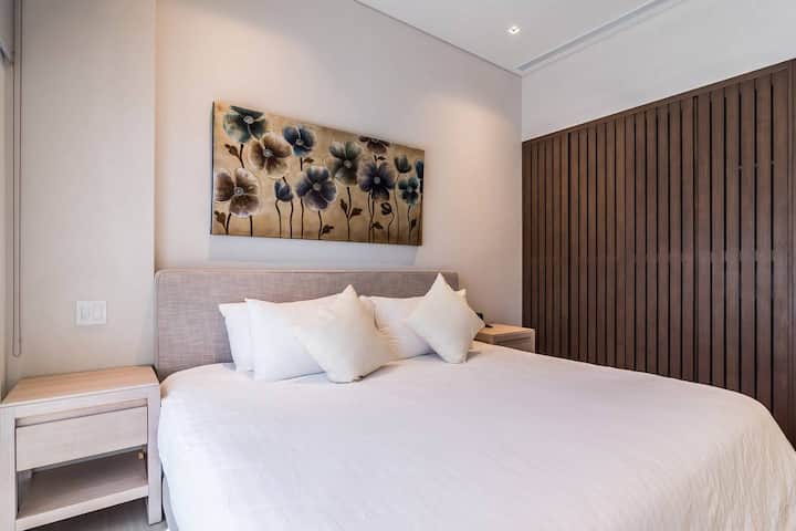 Hermoso dormitorio principal tamaño king con sábanas de lujo 