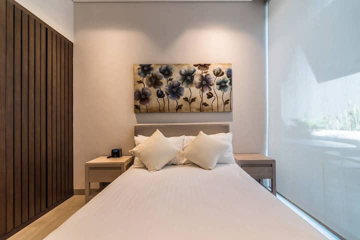 Dormitorio de invitados con cama queen y sábanas de lujo