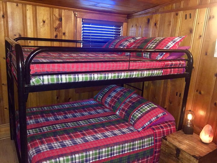 2. spavaća soba: dva kreveta u punoj veličini (na kat)