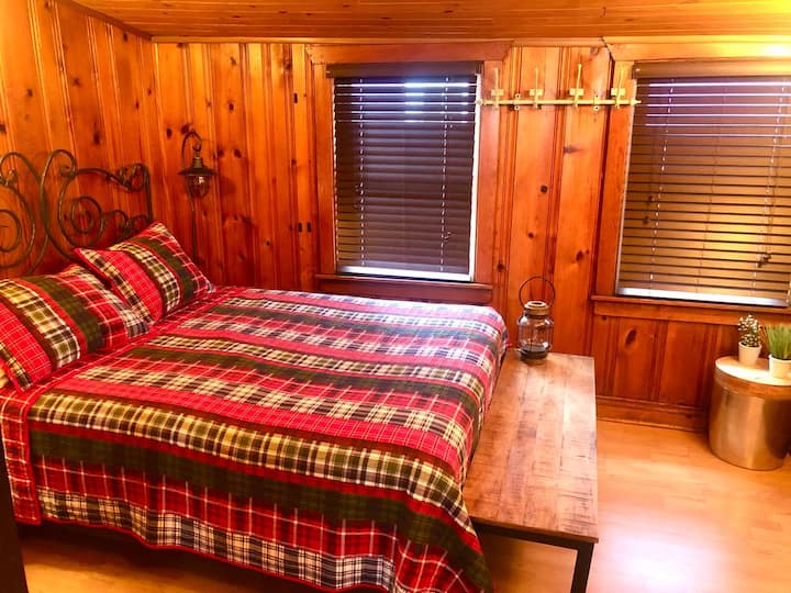 1. spavaća soba: bračni krevet (širine 150-179 cm).