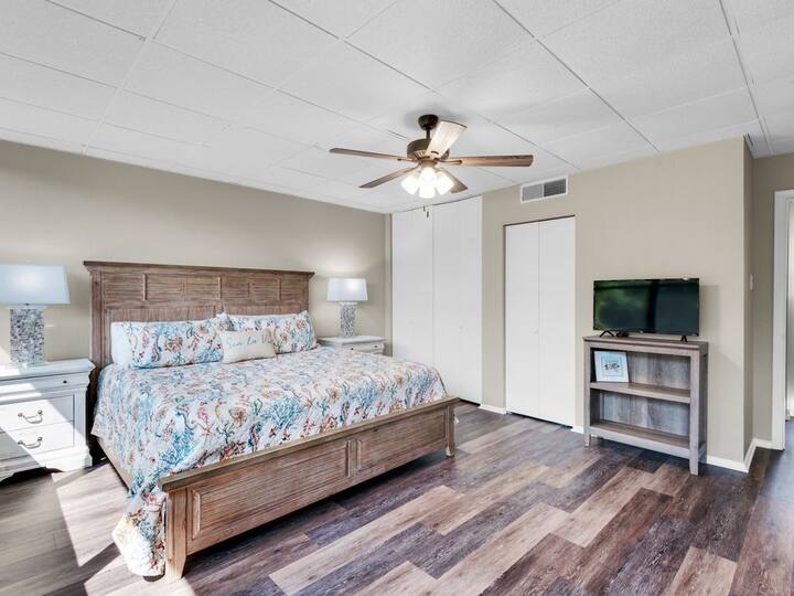 Very spacious master bedroom with king bed (on 2nd level)