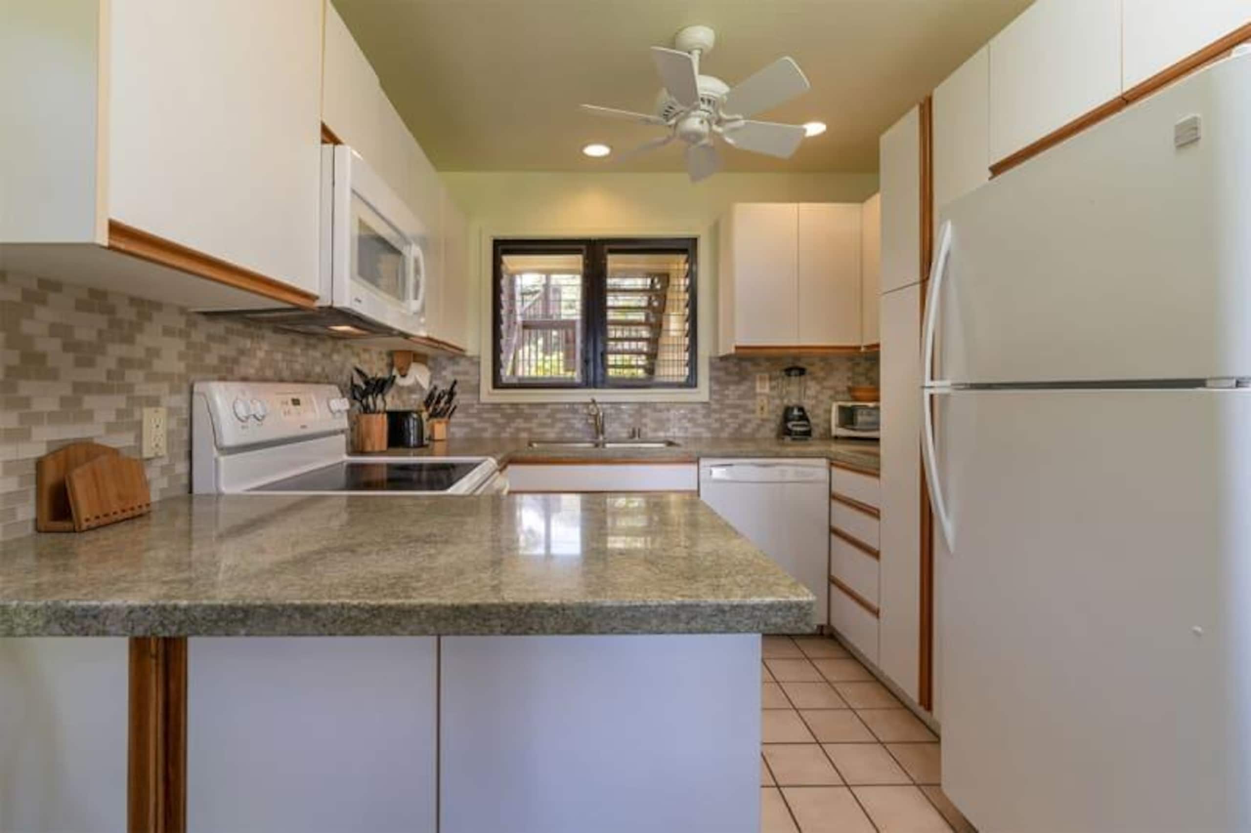 Beachside retreat w/ pool - steps to Lydgate - Photo 4