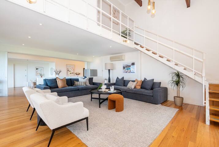 Bay Views From Drury Lane gallery image 2