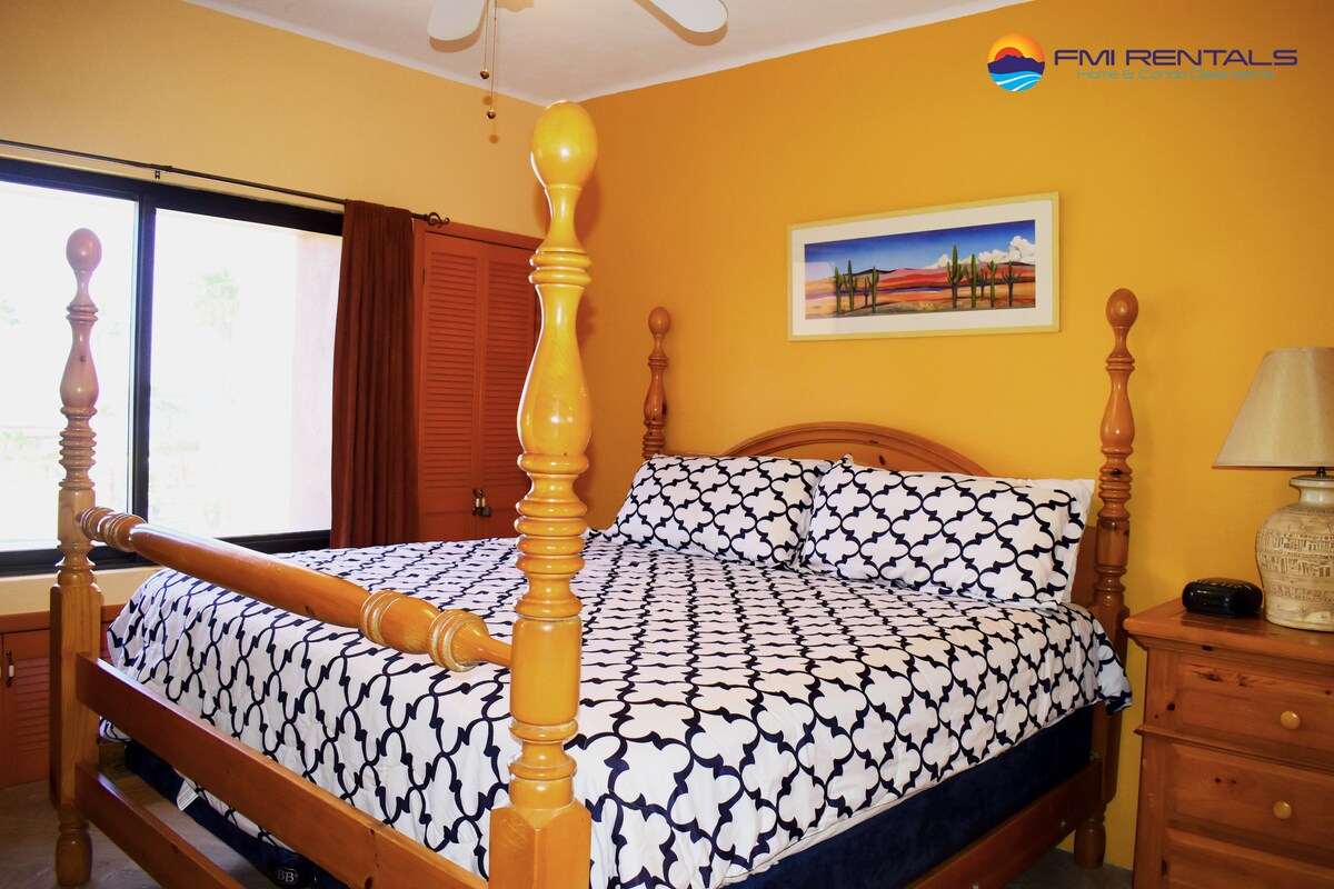 Glavna spavaća soba s udobnim bračnim krevetom i TV-om