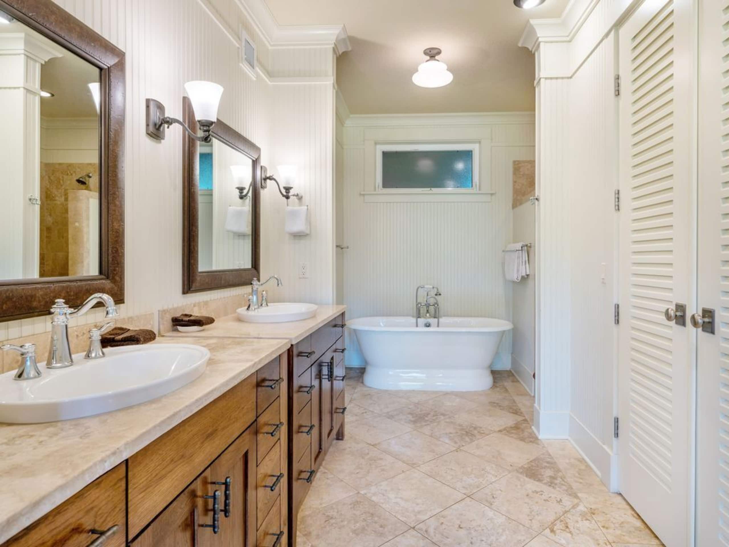 3 King Beds/3 Baths, AC, 5 Min Walk to Poipu Beach - Photo 5