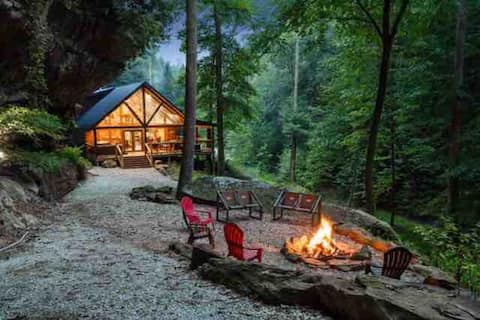 Cabin of Freedom Falls-hot tub-waterfall