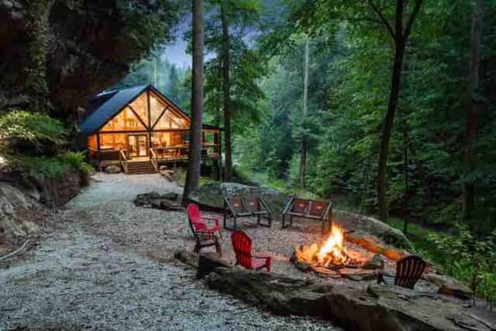 Cabin of Freedom Falls -Private Waterfall, Hot Tub