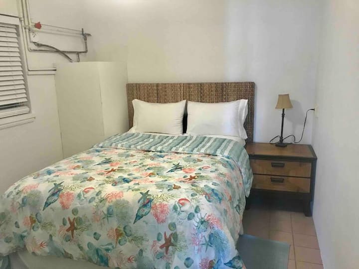 楼下卧室配备标准双人床。 请注意，此房间没有窗户，但它是我们最喜欢的房间，因为它漂亮而安静:) 