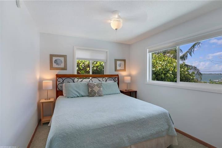 主楼层客厅、加大双人床、衣柜。一英里宽河的美丽景色。