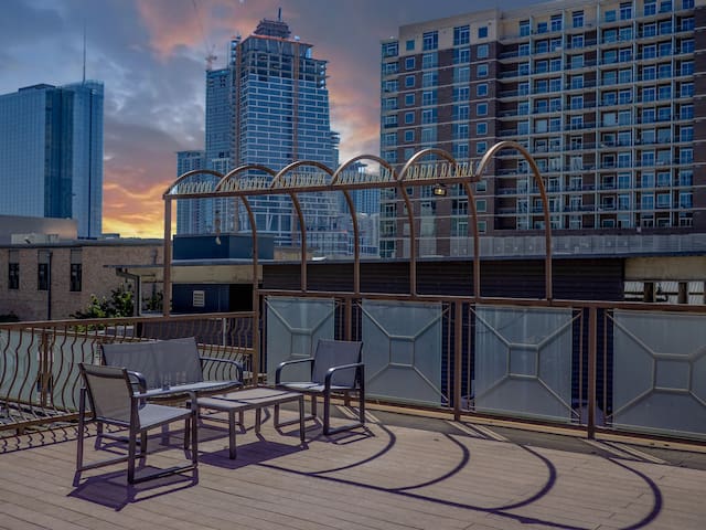 Condo w Private Downtown Rooftop – Walk to 6th St