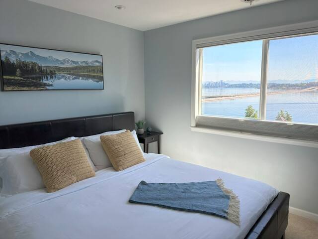 Seattle Retreat w/Panoramic Lake and Mt Views gallery image 4