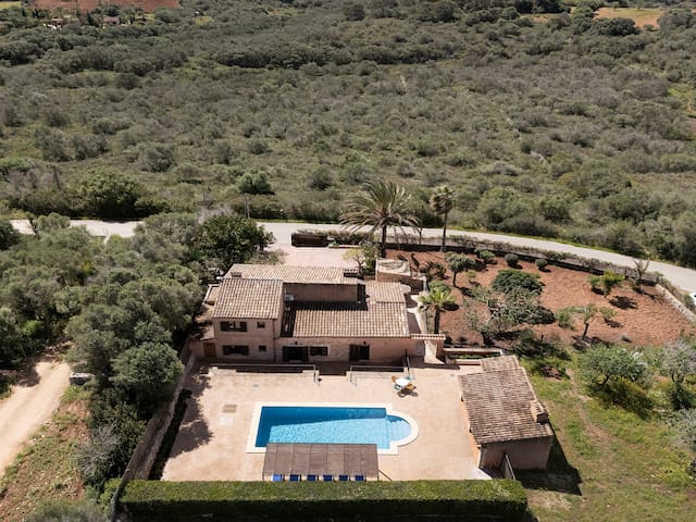 For 6 persons with Bbq, pool, terrace and wifi