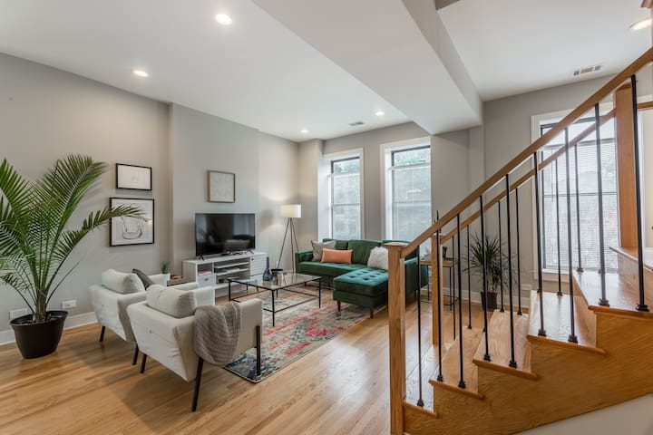 Massive Old Town Home Steps to Wells St & Beach