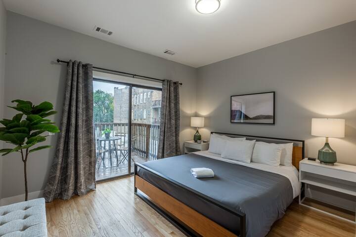 Massive Old Town Home Steps to Wells St & Beach gallery image 4