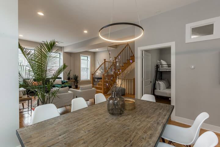 Massive Old Town Home Steps to Wells St & Beach gallery image 3