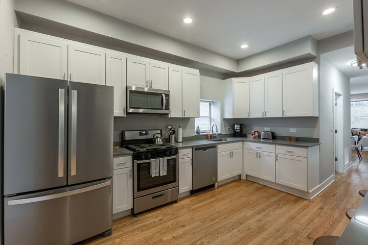 Massive Old Town Home Steps to Wells St & Beach gallery image 5